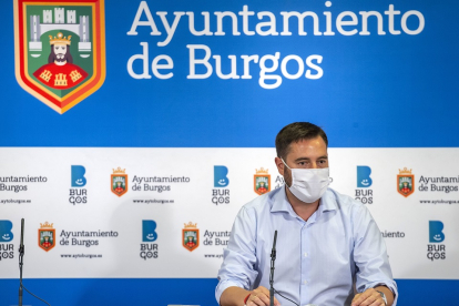 El alcalde de Burgos, Daniel de la Rosa, en una rueda de prensa. / ICAL.