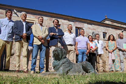 El consejero de Medio Ambiente, Juan Carlos Suárez-Quiñones, presenta la resolución de la convocatoria de subvenciones para las Reservas de la Biosfera de Castilla y León acompañado por alcaldes de la zona de Babia.- ICAL