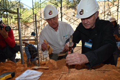 El chef Ferran Adriá en un momento de su participación en la excavación en la sierra de Atapuerca tras ser nombrado embajador.- FUNDACIÓN ATAPUERCA