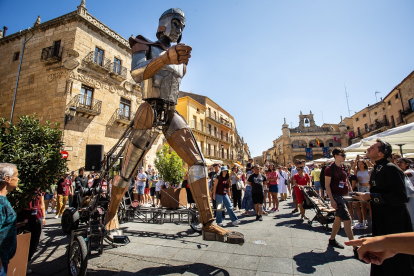 La compañía de teatro La Fam Teatre durante la mañana del sábado en la Feria de Teatro de Castilla y León en Cuidad Rodrigo (Salamanca). -ICAL