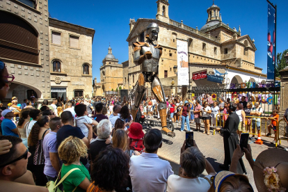 La compañía de teatro La Fam Teatre durante la mañana del sábado en la Feria de Teatro de Castilla y León en Cuidad Rodrigo (Salamanca). -ICAL