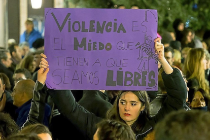 Una joven muestra su pancarta en una manifestación contra la violencia machista. - PABLO REQUEJO