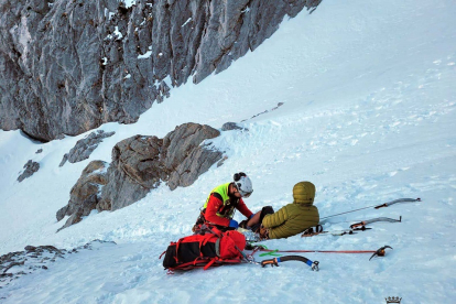 Rescatado un montañero herido en el Pico Espigüete de Velilla del Río Carrión, Palencia. -ICAL