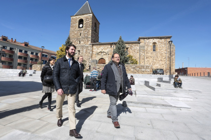 El vicepresidente de la Junta de Castilla y León, Juan García-Gallardo y el alcalde de La Bañeza, Javier Carrera, participan en la tradición del ‘Santo Potajero’.- ICAL