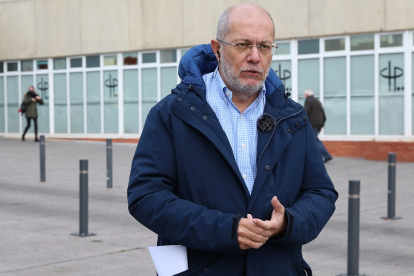 El ex vicepresidente de la Junta de Castilla Y León, Francisco Igea, junto al hospital Río Carrión de Palencia donde ha pedido reincorporarse a su trabajo como médico.- ICAL