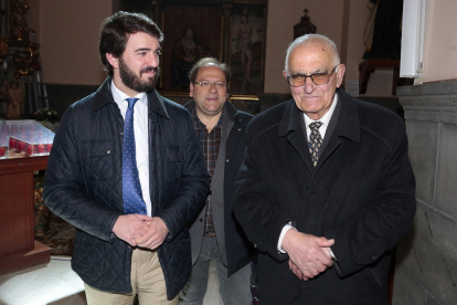 El vicepresidente de la Junta de Castilla y León, Juan García-Gallardo y el alcalde de La Bañeza, Javier Carrera, participan en la tradición del ‘Santo Potajero’.- ICAL