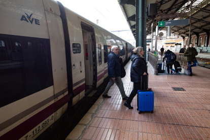 Llegada tren AVE de Madrid a la estación Campo Grande de Valladolid. | J. M. LOSTAU.