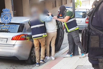La Policía Nacional detiene en Briviesca (Burgos) a un presunto yihadista que utilizaba las redes sociales para captar y adoctrinar a otros usuarios. E. M.