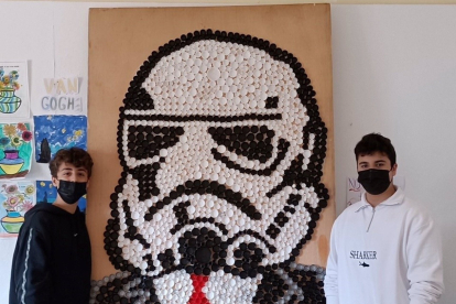 Los dos alumnos, con el mural de Star Wars. E. P.