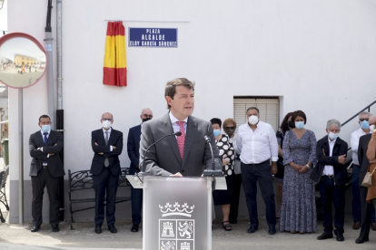 El presidente de la Junta de Castilla y León, Alfonso Fernández Mañueco, asiste al acto de homenaje en memoria de Eloy García Sánchez en la localidad salmantina de Montejo. -ICAL