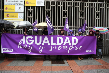 Concentración convocada por CCOO y UGT frente a la delegación territorial de Trabajo de León con motivo del Día de la Mujer.- ICAL