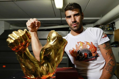 Noé Feliz posa con uno de los trofeos más deseados de España, del que solo hay tres modelos. - J.M. LOSTAU