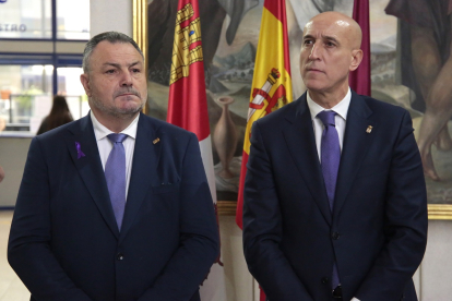El alcalde de León, José Antonio Diez y el presidente de la Diputación, Eduardo Morán, entre otras autoridades, asisten al acto institucional del Día de la Mujer.- ICAL