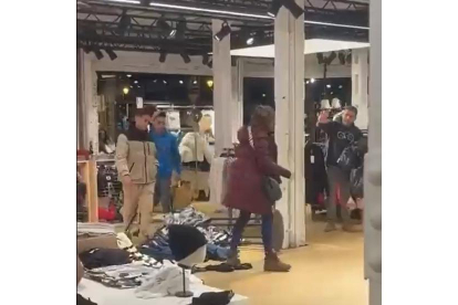 Una mujer destroza una tienda de Bershka en Burgos. -TWITTER BURGOSTHISIS