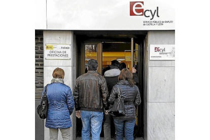 Personas acuden a una oficina de empleo en Valladolid. ICAL