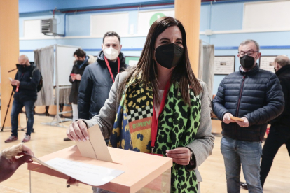La cabeza de lista del PSOE por León a las Cortes, Nuria Rubio, vota en el Colegio Luis Vives de la capital leonesa.