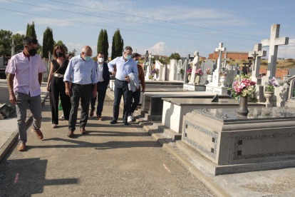 El vicepresidente de la Junta, Francisco Igea, visita el lugar del cementerio de Villadangos donde se realizará la excavación. ICAL