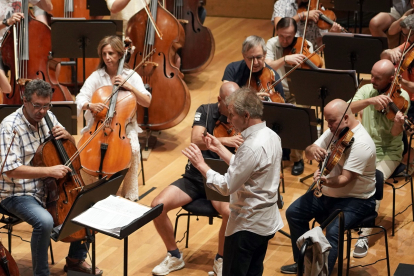 El director de la Oscyl, Thierry Fischer, durante el ensayo general de la Orquesta Sinfónica de Castilla y León para la gira por Holanda y Noruega.- ICAL