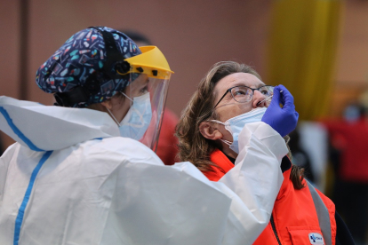 Una miembro dee equipo sanitario se hace el test en el último dia del cribado en el pabellón Campos Góticos.- ICAL