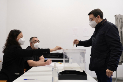 El candidato del PSOE de Salamanca, Fernando Pablos vota en Aldeatejada.
