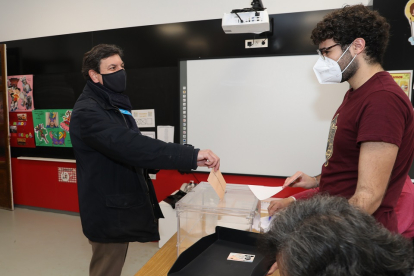 Votación del cabeza de lista de PP por Palencia, Carlos Fernández Carriedo en el colegio Santo Ángel de Palencia.
