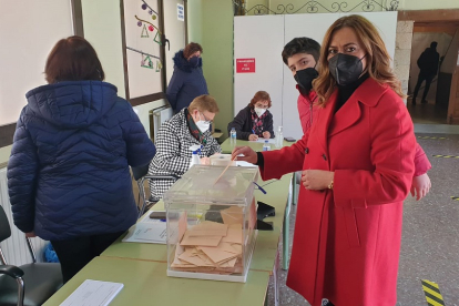 Virginia Barcones realiza su voto en Berlanga de Duero.