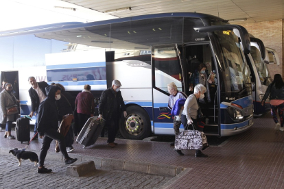 Llegada al mediodía de ayer a Soria de un 
un autobús procedente de Madrid lleno y con personas con mascarillas y guantes en un desplazamiento pleno de irresponsabilidad. LUIS ÁNGEL TEJEDOR