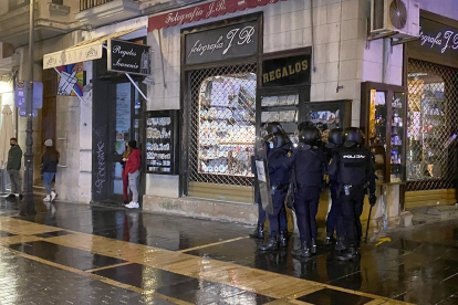 Concentración de jóvenes en el centro de León para protestar por el toque de queda. - ICAL