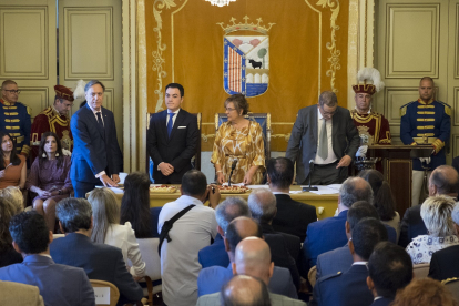 El candidato del PP, Carlos García Carbayo, toma posesión como alcalde de Salamanca. -ICAL