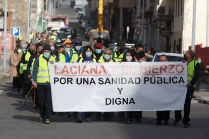 Primera etapa de la marcha en defensa de la sanidad pública Laciana-Bierzo. -ICAL