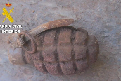 Una de las granadas halladas en Congosto.- Guardia Civil