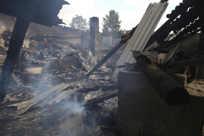 Vivienda destrozada y quemada en el incendio declarado en la Sierra de la Culebra.- ICAL