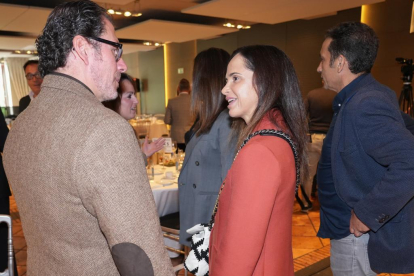 Ismael Pérez y Soledad Ulibarri Fernández (Presidenta de ARCOR) . Club de Prensa El Mundo - Conversaciones Políticas con Óscar Puente. -J.M. LOSTAU
