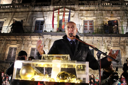 El alcalde José Antonio Díez enciende el alumbrado navideño. -ICAL.