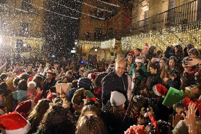 El alcalde José Antonio Díez enciende el alumbrado navideño. -ICAL.