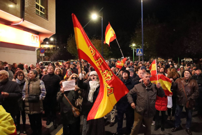 Concentración ante la sede del PSOE de León.- ICAL