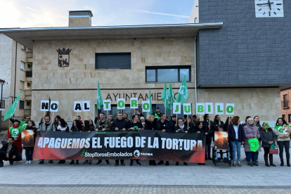 La protesta de PACMA contra el Toro Jubilo en Medinaceli a pocas horas de su celebración. -PACMA