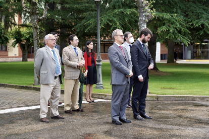 Juan García-Gallardo y los consejeros de Vox, en el minuto de silencio en la Junta. ICAL