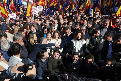 Representantes del PP se fotografían durante la manifestación por la igualdad de los españoles. ICAL