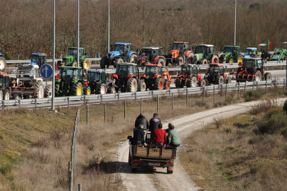 Agricultores portugueses cortan la A-62 junto a la frontera de Fuentes de Oñoro (Salamanca). Vicente/ Ical