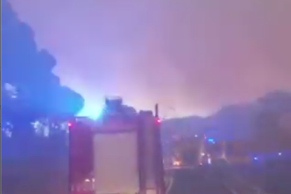 Bomberos de Ávila llegan al incendio de Cebreros. / E. M.