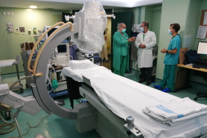 En la imagen, el gerente del Hospital de León, Alfonso Suárez, en el centro durante su visita a la nueva sala, cuyas características le fueron explicadas por el Dr. Jesús Espinel, jefe de la Unidad de Endoscopias, a la derecha, y por el Dr. Juan Carlos Bermejo, adjunto de Anestesia, a la izquierda. - ICAL