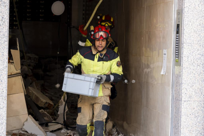 Bomberos participando en la recuperación de enseres personales en el edificio de la calle Goya 32.- PHOTOGENIC