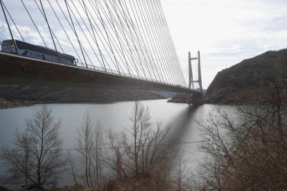 Vista del Puente Ingeniero Fernández Casado de León, en época invernal. - LEÓN PROYECTA