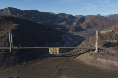 Pancarta contra el cambio climático en el Puente Ingeniero Fernández Casado de León. - LEÓN PROYECTA