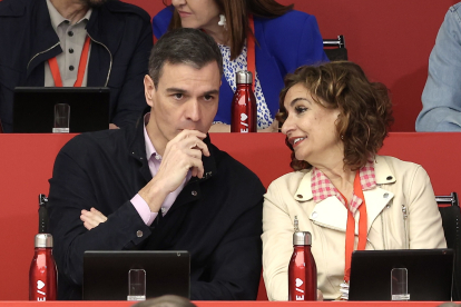 El presidente del Gobierno, Pedro Sánchez, en el Comité Federal del PSOE, junto a la ministra  Hacienda y Función Pública, María Jesús Montero. ICAL
