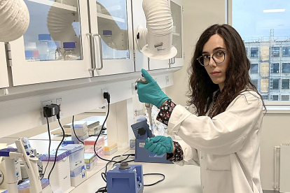 Laura Román Rivas prepara muestras para realizar una cromatografía. - EM