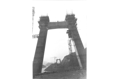 Etapa de construcción de las dos torres de 100 metros que integran el Puente Ingeniero Fernández Casado de León. - LEÓN PROYECTA