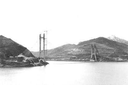 Vista del Puente Ingeniero Fernández Casado de León, que salva el brazo principal del embalse de Barrios de Luna, a la altura del antiguo pueblo de San Pedro de Luna. - LEÓN PROYECTA