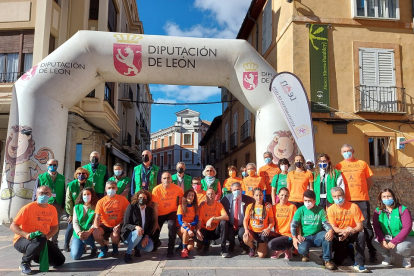 Más de 500 corredores se relevan durante 50 horas en León con la carrera solidaria. - ICAL